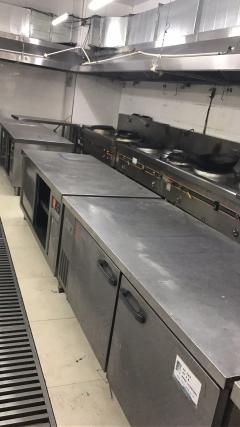 酒店停业处理厨房用具炉灶冰箱冰柜碗柜盘子碗桌子椅子灯光音响等物资