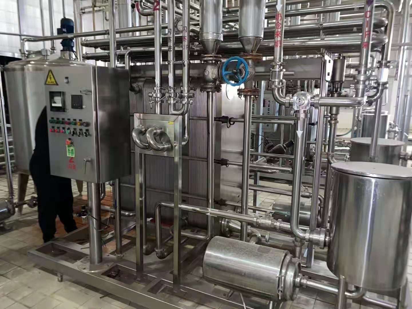 山东地区高价回收饮料厂灌装机