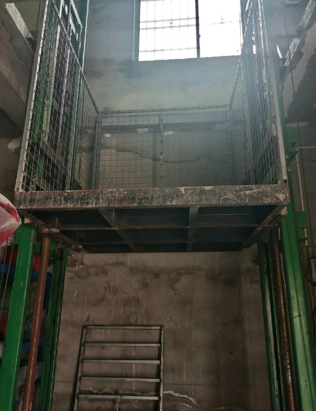 因仓库改造 低价出售商用二层货梯