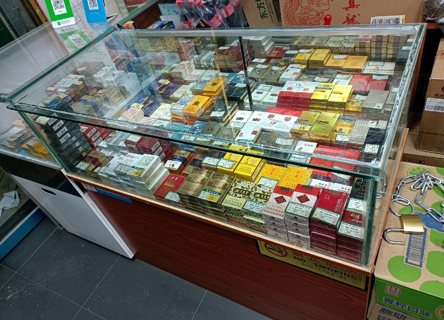 郑州地区转让烟柜 做的货架柜子 便宜