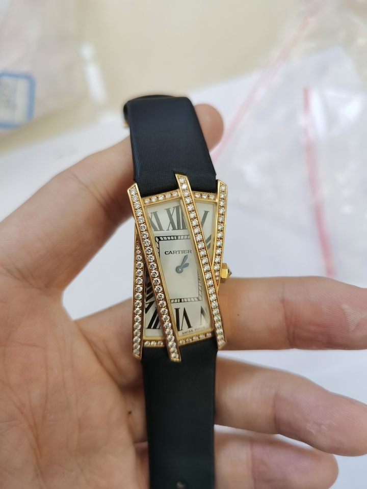 卡地亚黄色金属手表网络拍卖公告