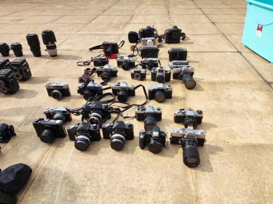 相机三十五台 镜头五台 三脚架四台 闪光灯拍卖公告