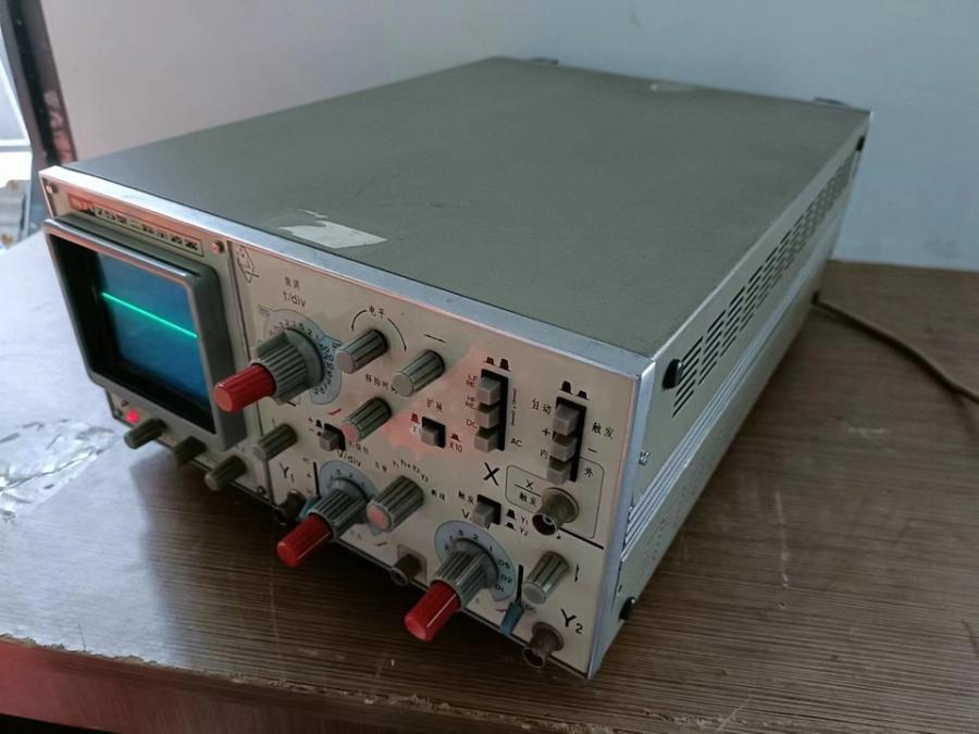 废旧淘汰无线电二十一厂SR75二踪示波器1台网络拍卖公告