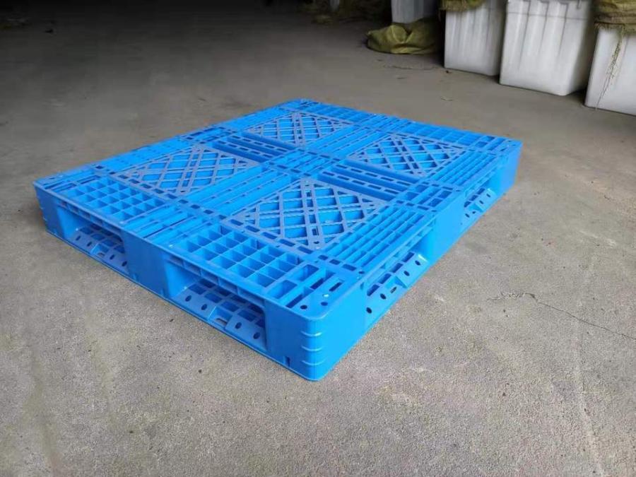 阜辰塑业工厂现有一批塑料托盘 塑胶卡板 塑料垫板低价网络拍卖公告