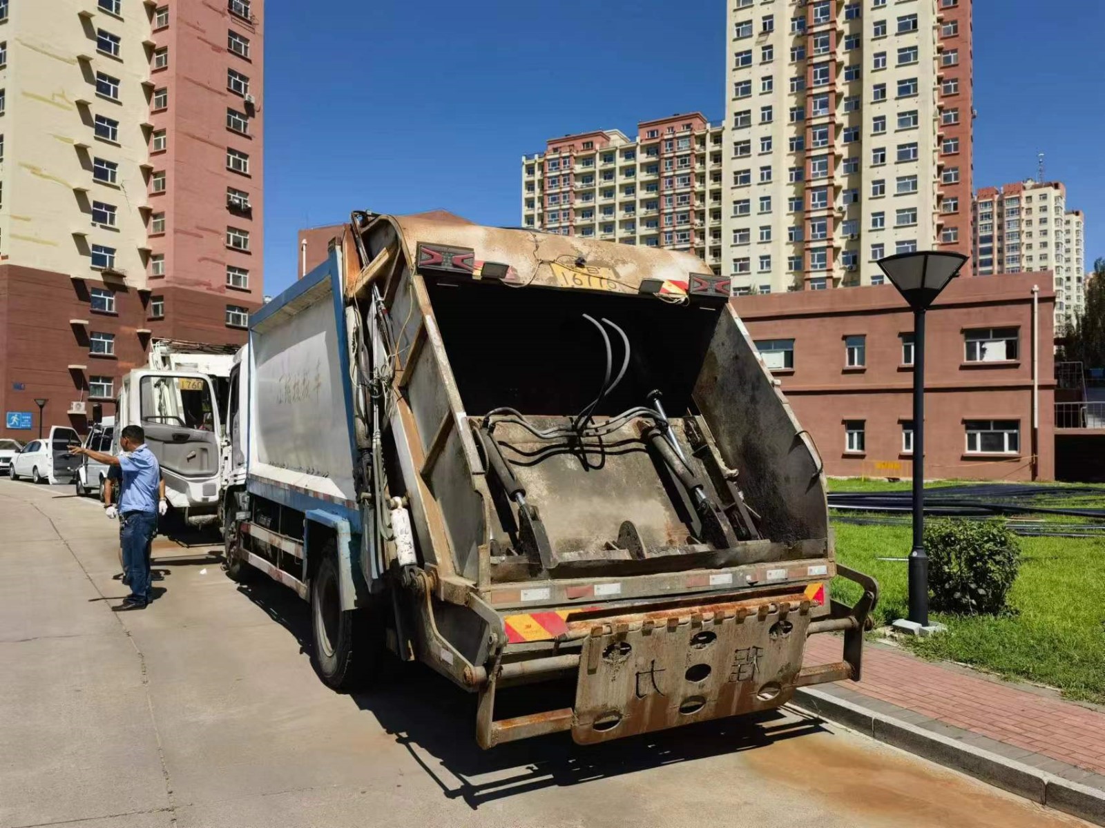 物业公司垃圾车2辆分别项目交易出售招标