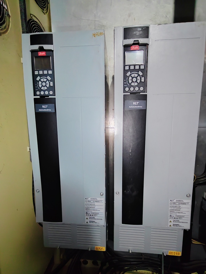 熔喷布设备电控柜4个2个丹弗斯变频器柜 2个PLC柜网络拍卖公告