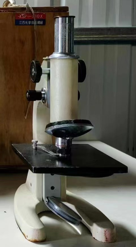 116单位淘汰报废单目显微镜三台带木盒子替换目镜网络拍卖公告