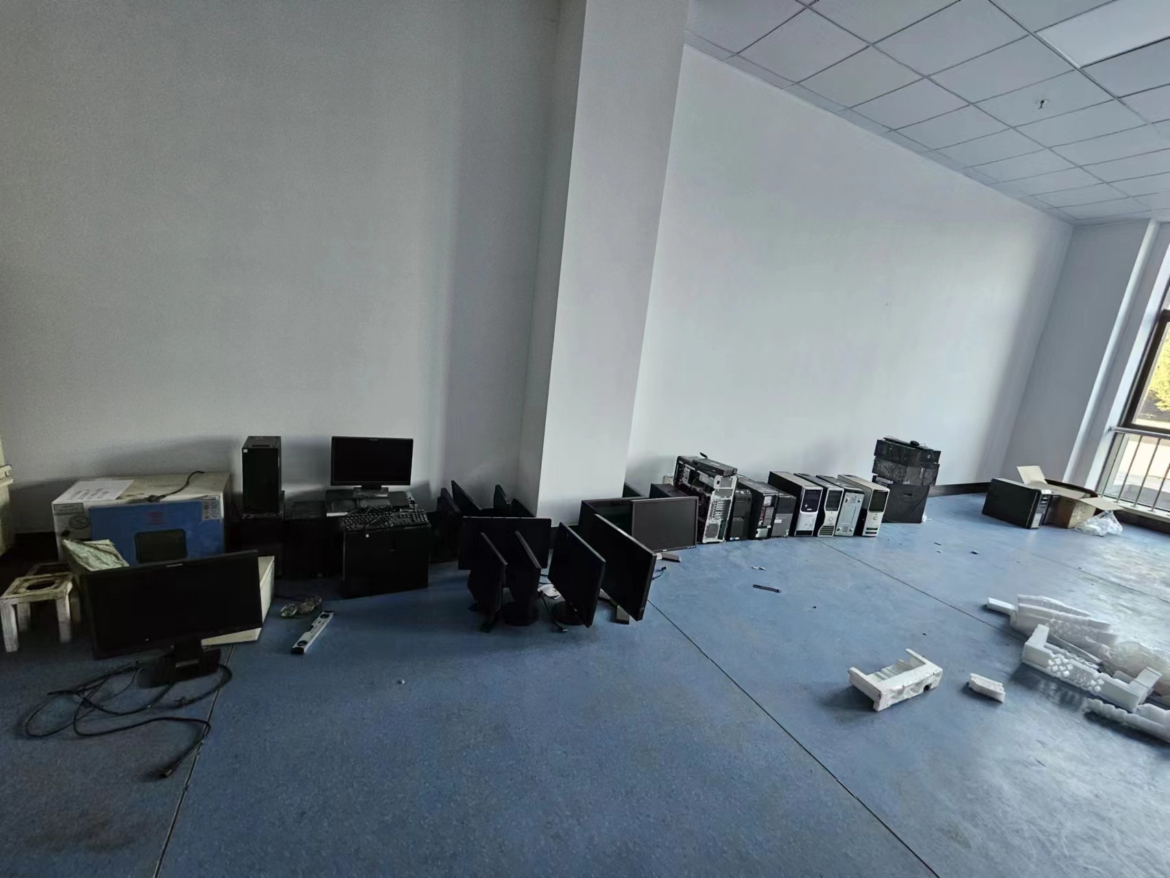 一批报废电脑、设备等报废物资网络公开拍卖处置