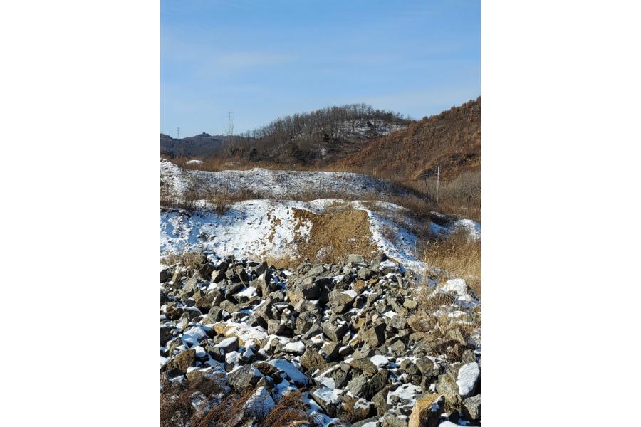 铁矿石，数量约6842吨，现堆放在抚顺县（五龙林场边、温道林场边、台沟村计量站、金牛铁矿）网络拍卖公告