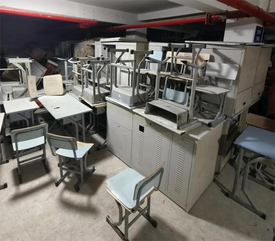 一批废旧物资电脑桌 成套课桌椅 黑板等网络拍卖公告
