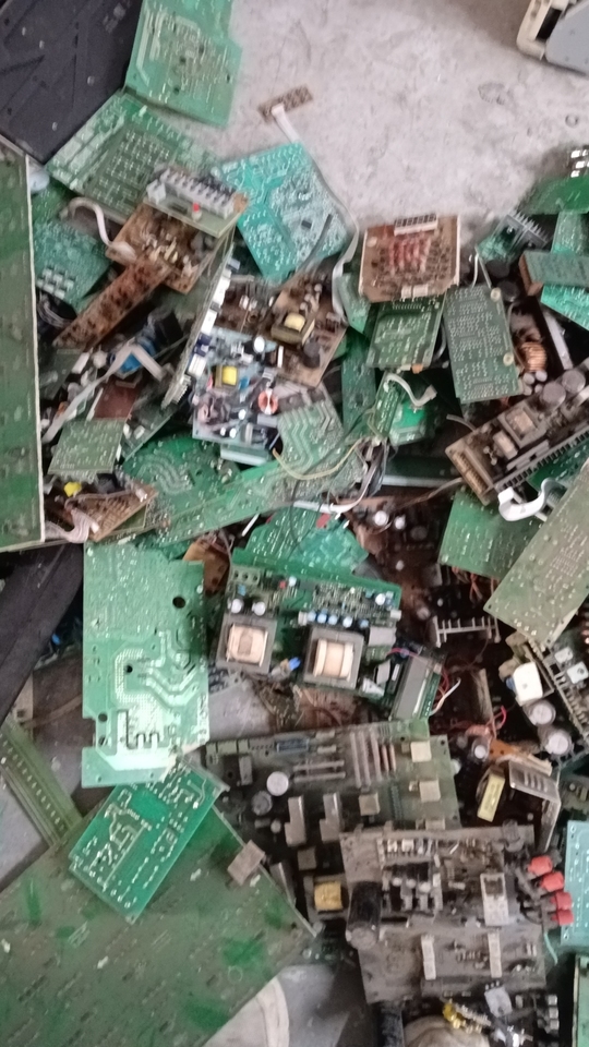 报废线路板和两个报废变频器重约160斤所金属成分不详网络拍卖公告