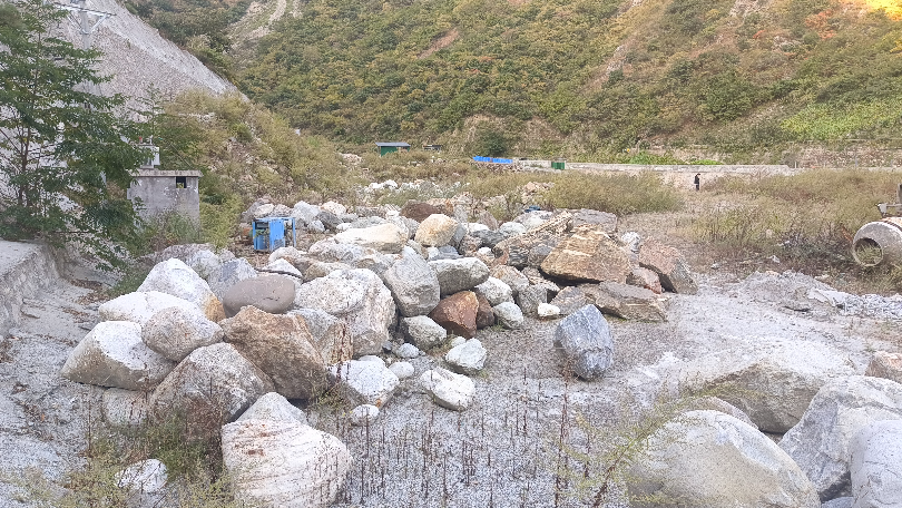 石棉县新棉街道响水沟沟口场地一批小型景观石处置出售招标