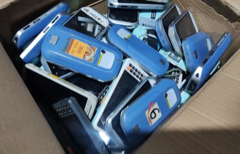 F567废旧设备报废摩托罗拉手机一箱没有具体数量 对应图片网络拍卖公告