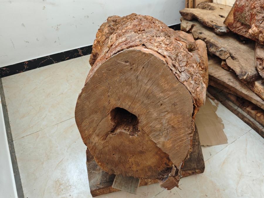 海关罚没木材一批栎木板锯材890千克 0.657589立方米 山香果原木600千克 0.38立方米网络拍卖公告