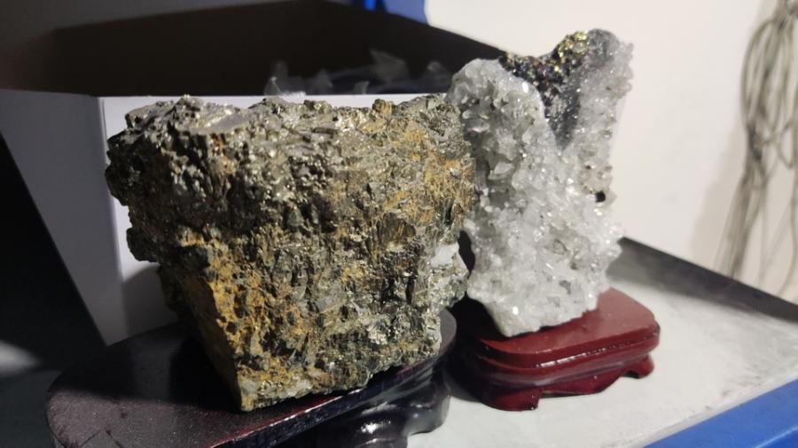 报废水晶金矿石和普通金矿石2块具体量以实物为准网络拍卖公告