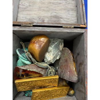 TZ3053镶贝壳木盒内装玉原石及古玩一批详见评估报告网络拍卖公告