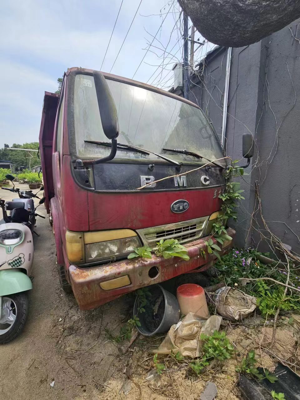 武汉植物园一辆报废东方红牌货车