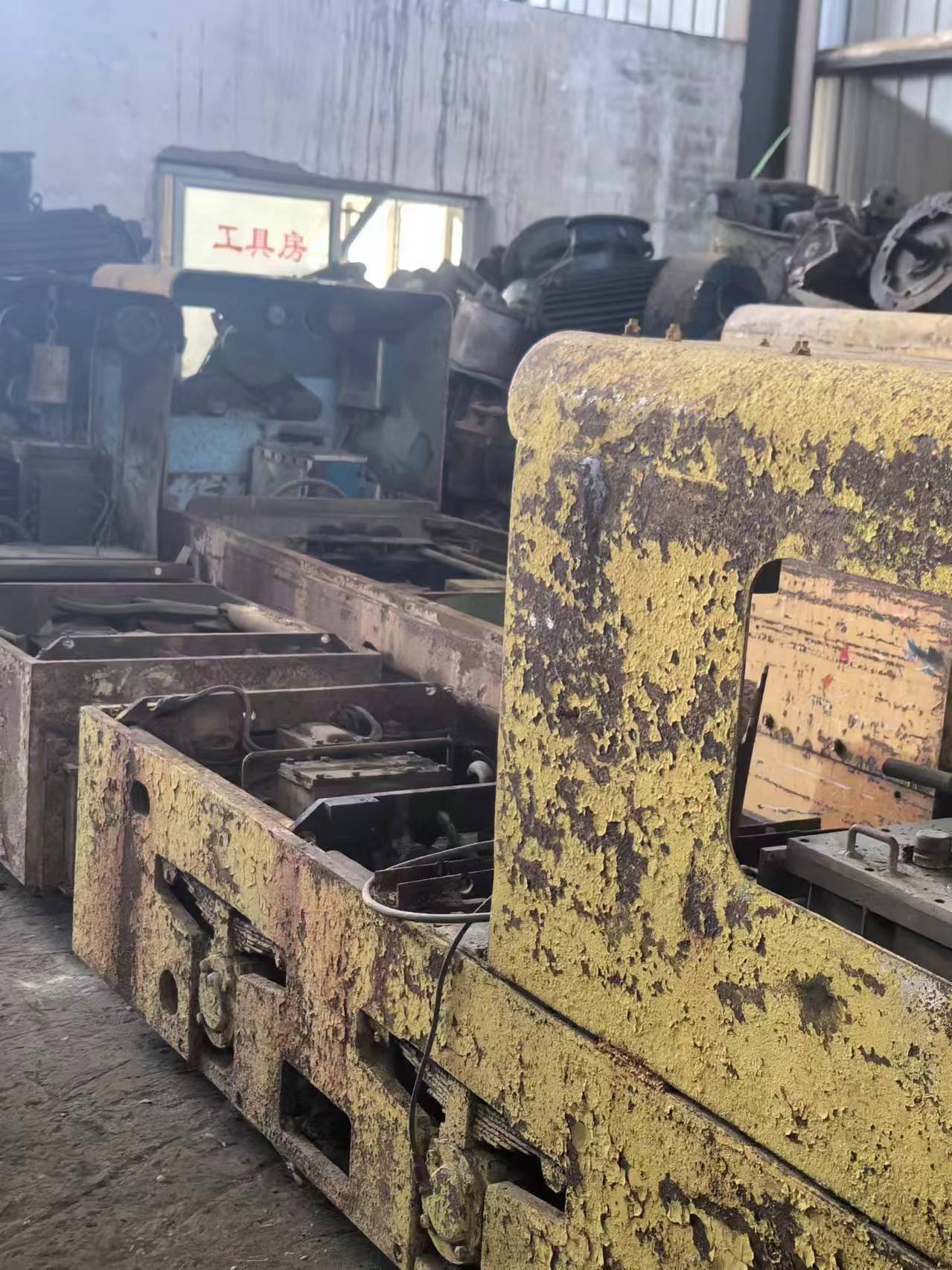 矿业公司一批二手设备残体挖装机 电机车 减速机 乳化液泵按单价报价出售招标
