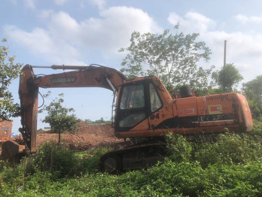 废旧工程机械设备斗山215-7挖掘机一辆网络拍卖公告